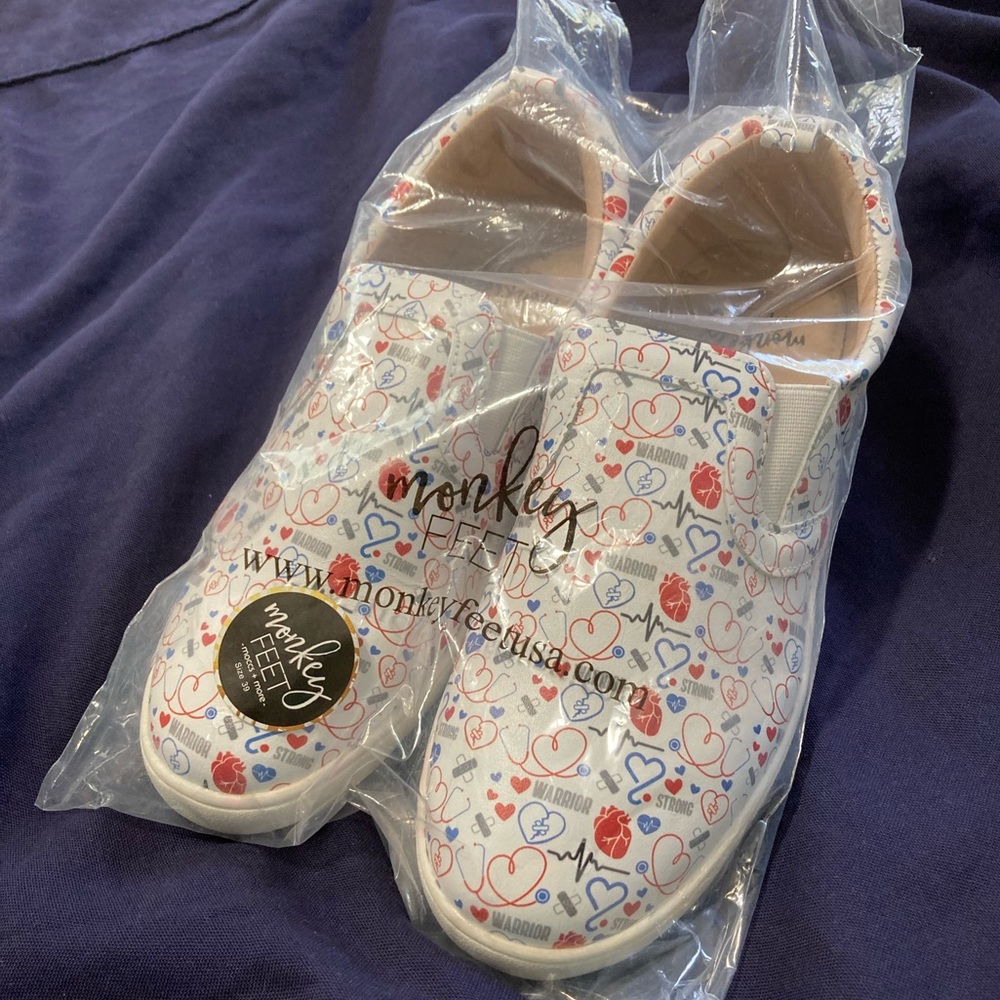 NWT Mommy Monkey Feet - Heart Warrior - Slip Ons - size 39 ❤️💙